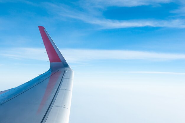 青空で飛行する航空機