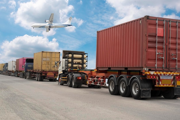 Грузовые перевозки самолетов и промышленных транспортных средств для концепции импорта и экспорта логистики