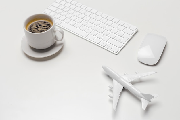 Самолет и клавиатура ноутбука
