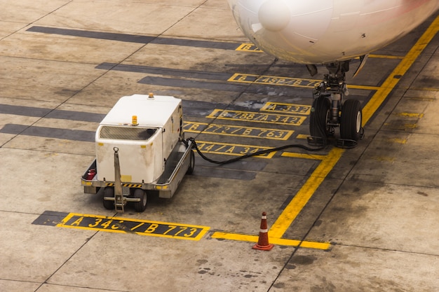 Foto l'attrezzatura principale per la manutenzione dell'aereo controlla l'aeroporto prima della partenza per sicurezza