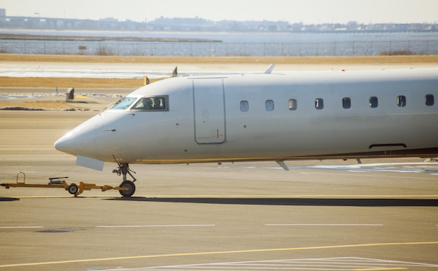 飛行機は空港の滑走路に飛行機で飛行する準備をしています。