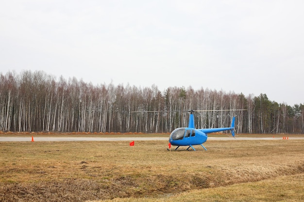 航空機小型青いヘリコプター駐車場