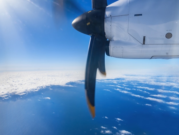 写真 飛行中の窓からの航空機ターボプロップエンジンの眺め