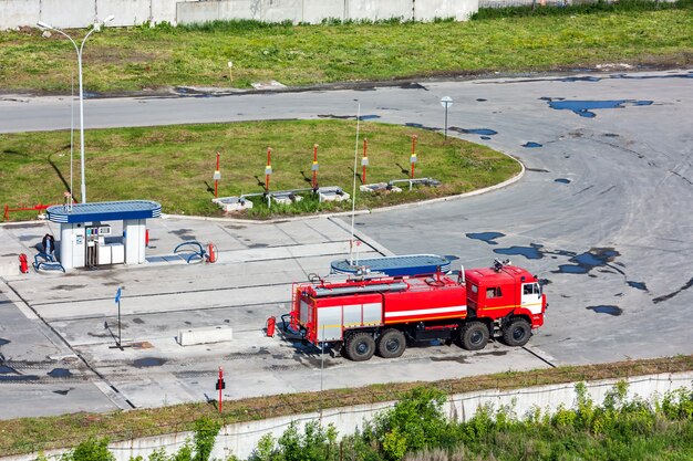 Camion dei pompieri dell'aeroporto in una stazione di servizio