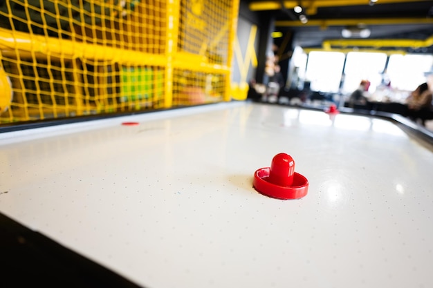 Airhockey bij het kinderspeelcentrum