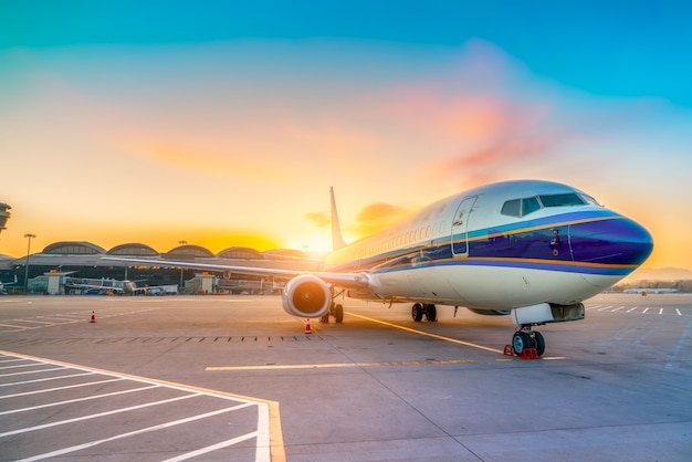 공항 활주로 및 앞치마에 여객기