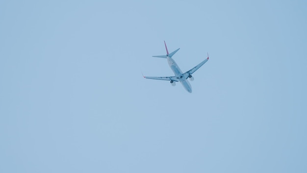 Aeroplano in aria vista ravvicinata