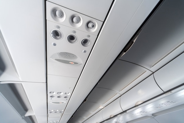 Pannello di controllo del climatizzatore dell'aeroplano sopra i sedili. s