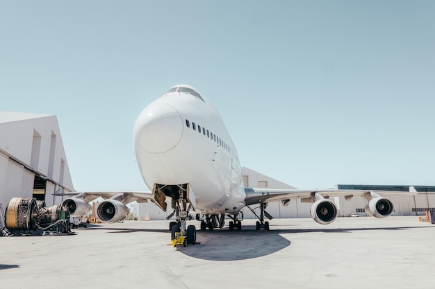 晴れた空に向かって空港での飛行機