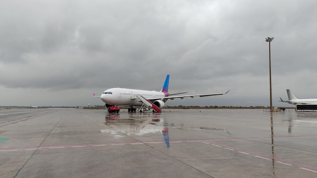 雨の空港で飛行機