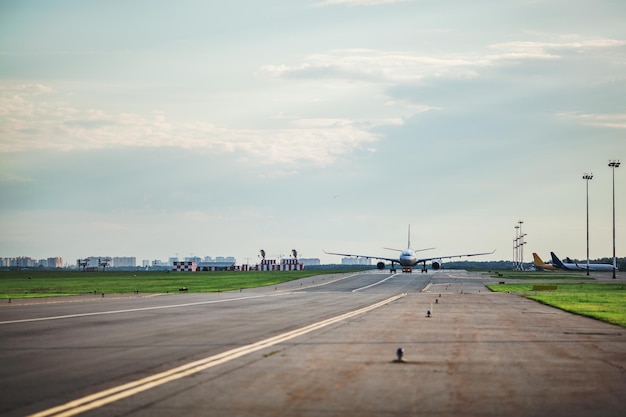 Foto aereo sulla pista dell'aeroporto contro un cielo nuvoloso