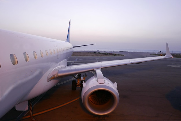 Foto aereo sulla pista dell'aeroporto contro il cielo durante il tramonto