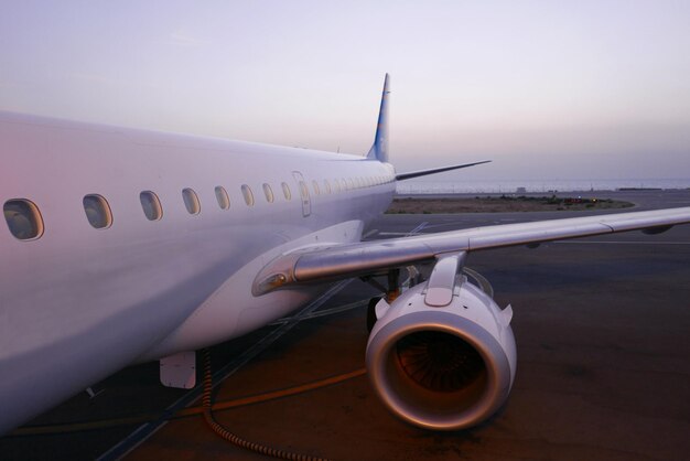 夕暮れの空に向かって空港の滑走路の飛行機