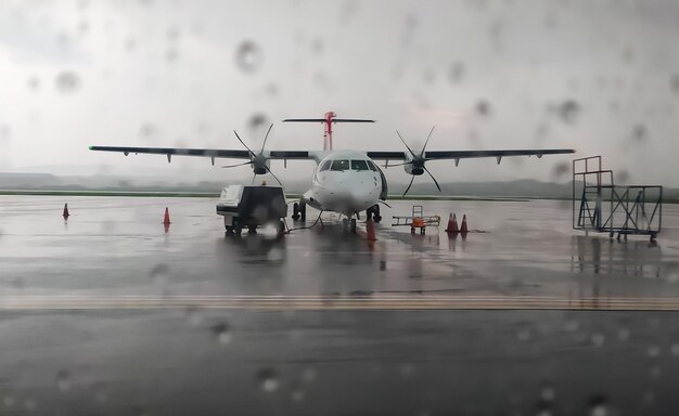 Photo airplane at airport runway against sky