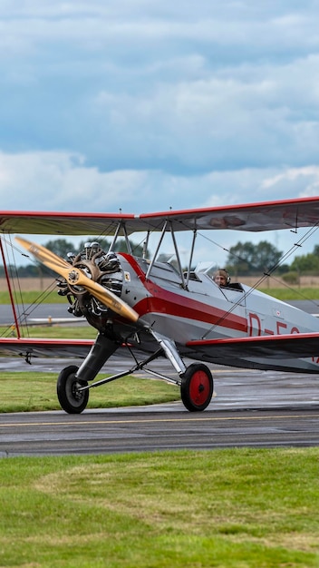 Foto aereo sulla pista dell'aeroporto contro il cielo