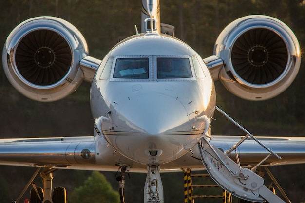 Photo airplane on airport runway