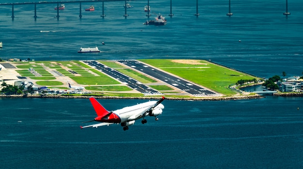 ブラジルのリオデジャネイロ空港に着陸する前の飛行機