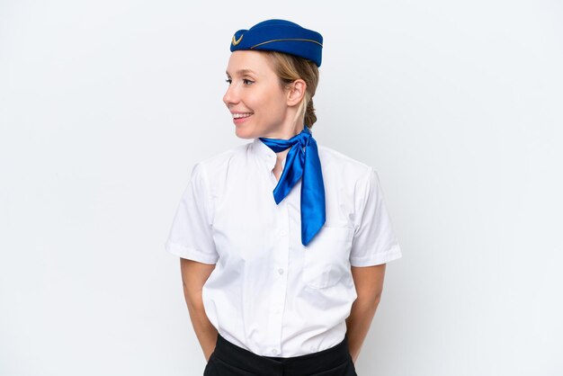 Foto donna bionda hostess dell'aeroplano isolata su sfondo bianco guardando lato