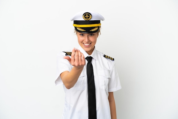 飛行機のブロンドの女性パイロットは、手で来るように誘う白い背景で隔離。あなたが来て幸せ
