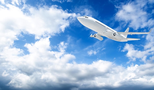 Foto aereo su sfondo blu cielo. viaggi e trasporti. volo per viaggiare in vacanza.