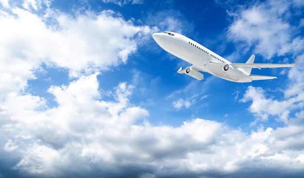 Photo airplane on blue sky background. travel and transport. flight to travel on holiday.