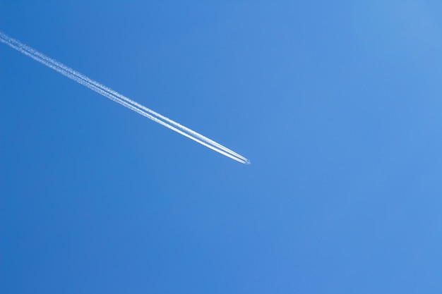 青い空の飛行機。旅客ライナーが空を飛んでいる