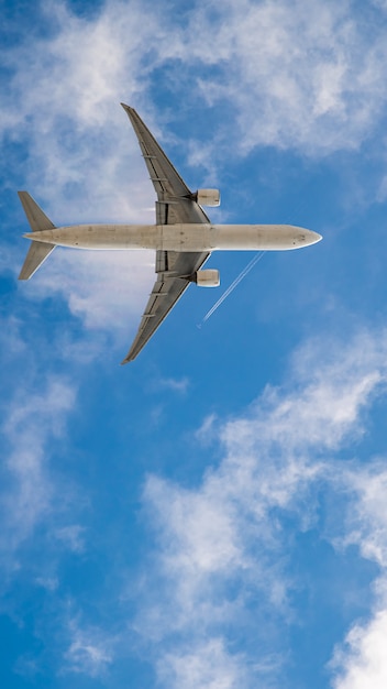 Photo airplane on blue sky, wallpaper for mobile phone