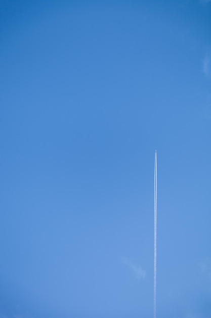 증기 흔적과 푸른 하늘에 비행기