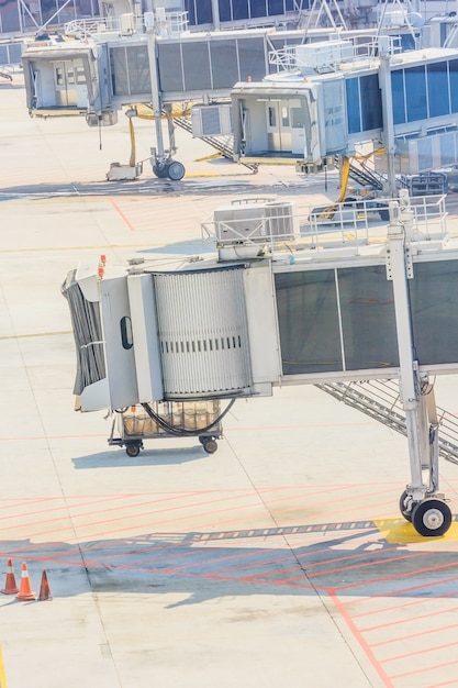 Ponte dell'aeroplano in aeroporto per l'imbarco di passeggeri o jetway in attesa di un aereo per arrivare