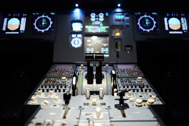 Cabina di pilotaggio aereo con illuminazione