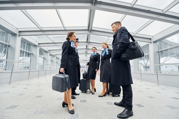 制服を着た飛行機の乗組員が一緒に仕事に行きます