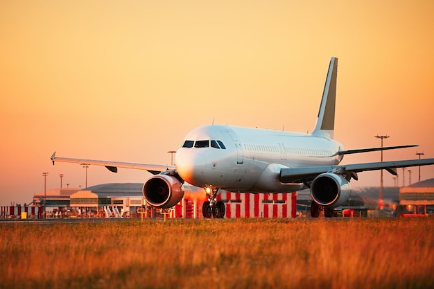 夕暮れの空に向かって飛行機