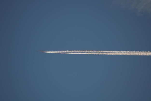 Foto aereo che vola contro un cielo blu limpido
