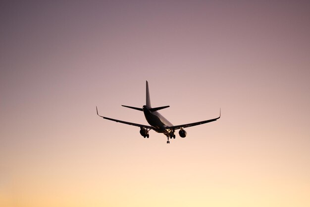 Photo airplane flying against clear sky