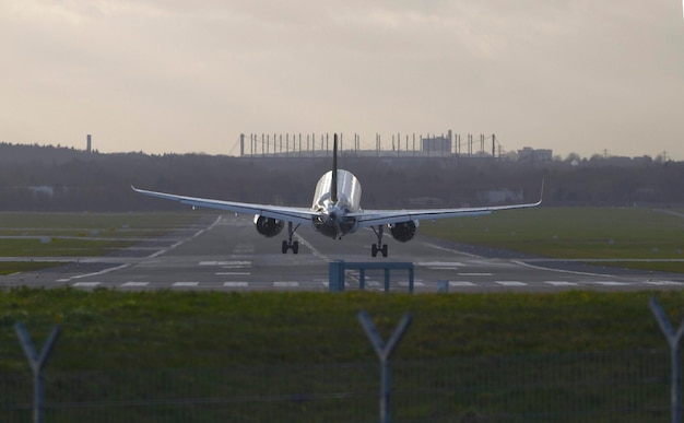 Foto aereo che vola sopra la pista dell'aeroporto contro il cielo