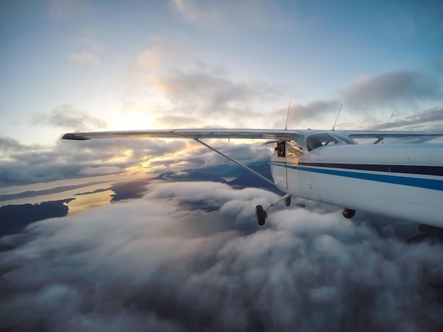 Foto aereo che sorvola il paesaggio canadese durante un vibrante tramonto nuvoloso