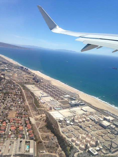 Foto aereo che vola sopra la città