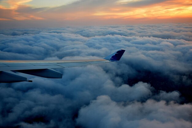 Foto aereo che vola sopra un cielo nuvoloso