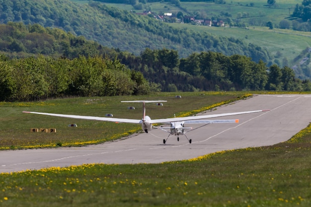 Foto aereo che vola sopra un campo contro il cielo