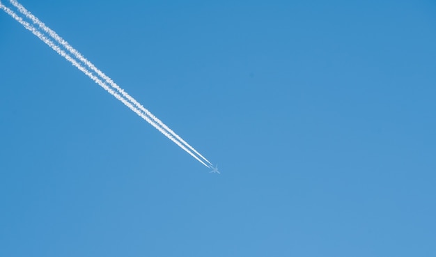 青い空を高く飛ぶ飛行機