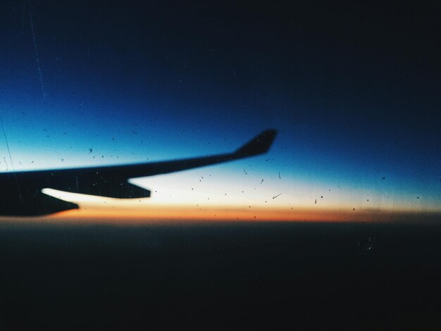 Фото Самолет, летящий по небу при заходе солнца