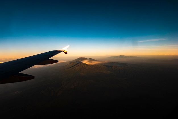 Foto aereo che vola sopra il paesaggio contro il cielo durante il tramonto