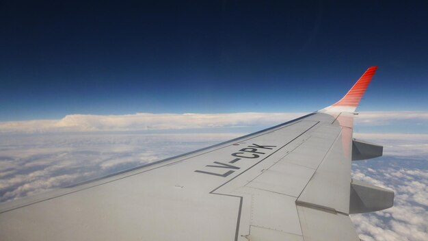 Foto aereo che vola sopra il paesaggio contro il cielo