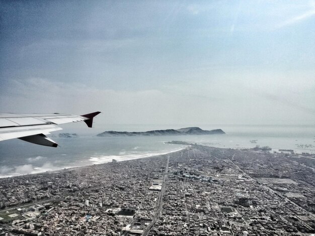 Foto aereo che vola sopra il paesaggio contro il cielo