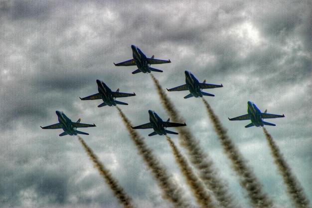 写真 雲の空を飛ぶ飛行機