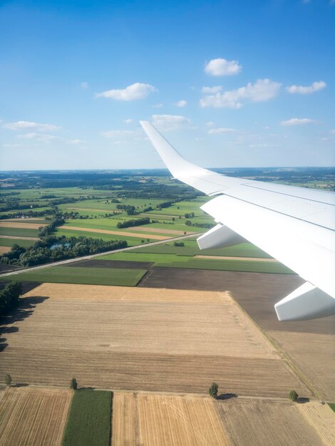 写真 空に向かって風景を飛ぶ飛行機