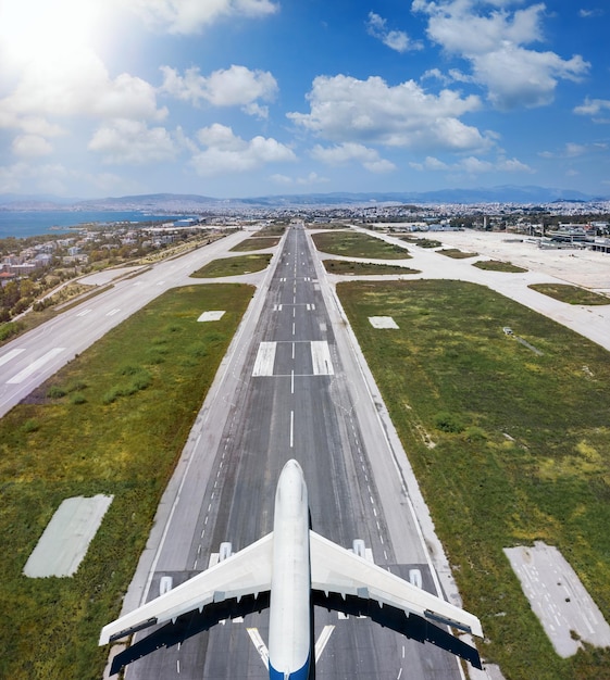 写真 空に向かって道路を飛ぶ飛行機