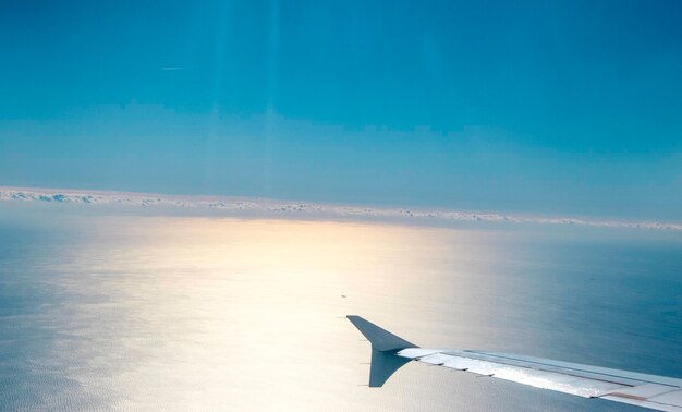 写真 空に向かって海を飛ぶ飛行機