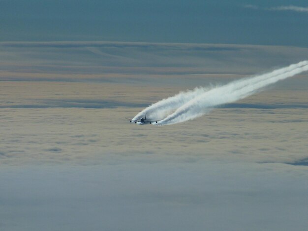 写真 空に向かって海を飛ぶ飛行機