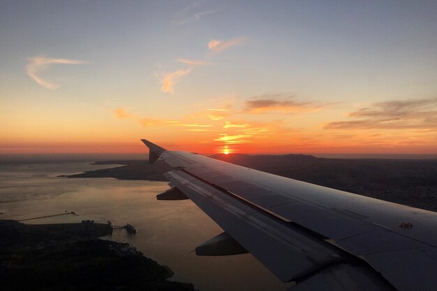 Foto aereo che vola sopra il mare contro il cielo durante il tramonto